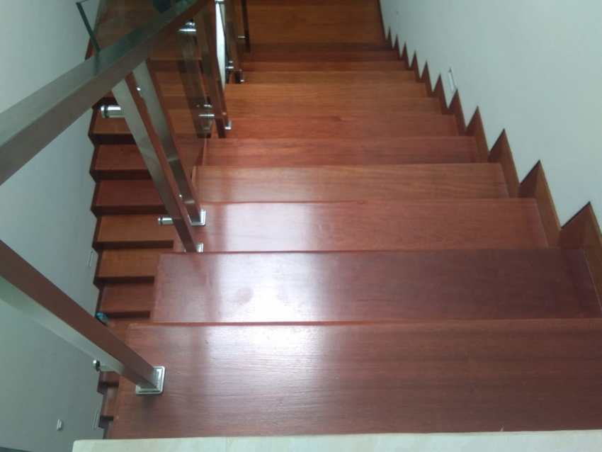 lantai kayu untuk pijakan anak tangga