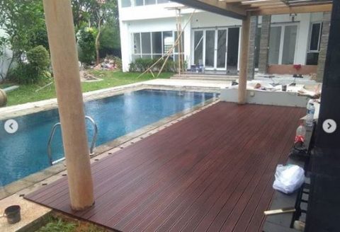 pemasangan Decking ulin samping kolam