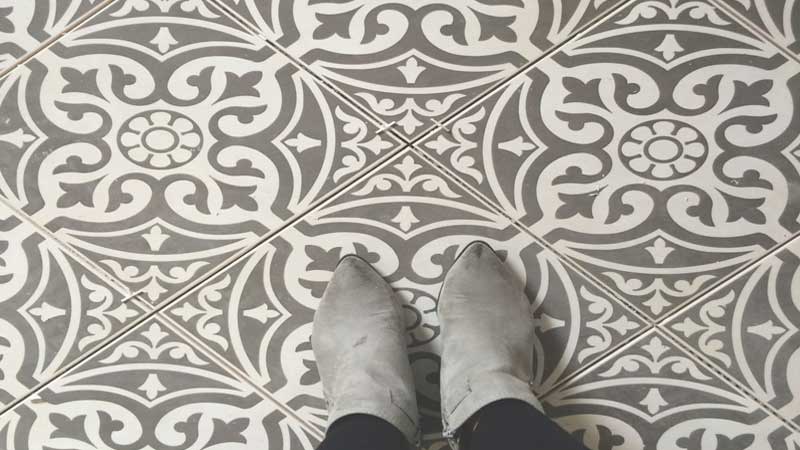 lantai tegel atau tehel ini merupakan sejenis lantai keramik vintage
