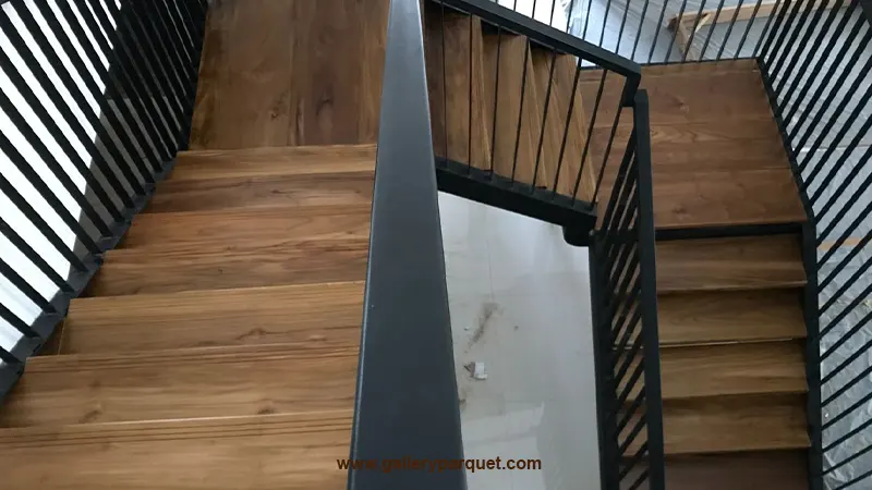 contoh terpasang trap papan tangga kayu