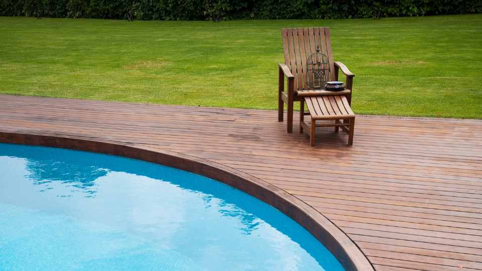 decking kayu pinggiran kolam renang